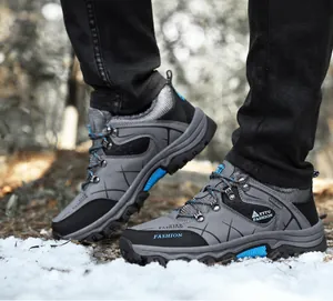 Detalle de botas de montaña para hombre con suelas antideslizantes y forro polar cálido