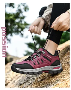 Nahaufnahme der weinroten Wanderschuhe mit robustem Schnürsystem und tiefer Gummisohle