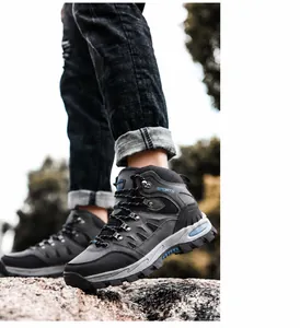 Nahaufnahme von hohen Outdoor-Wanderschuhen mit robuster Gummisohle auf Felsgestein