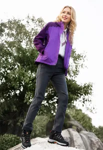 Abbigliamento outdoor con giacca viola con cappuccio e pantaloni tecnici grigio scuro