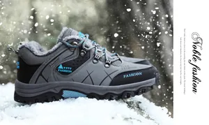 Detalle de botas de senderismo para hombre con forro polar cálido y suela de goma antideslizante