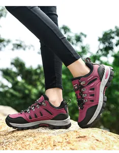 Detail der Outdoor-Wanderschuhe mit atmungsaktivem Mesh und robuster Gummiprofilsohle