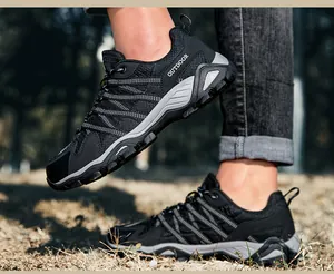 Detailansicht der rutschfesten Sohle und Mesh-Oberseite der schwarzen Wanderschuhe
