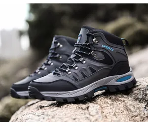 Detail von High-Top-Wanderschuhen mit reißfestem Stoff und robuster Gummisohle