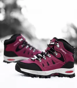 Dettaglio scarpe da trekking rosso rosa con fodera in pile calda sulla neve