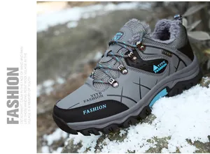 Detalle de bota de senderismo de invierno con forro polar grueso sobre fondo de nieve