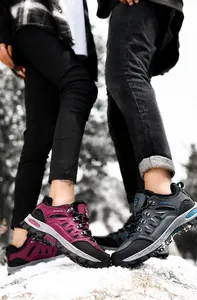 Detalle de botas de montaña moradas y grises con forro polar cálido y suelas de goma