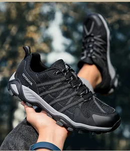 Makroaufnahme der atmungsaktiven Wanderschuhe mit Mesh-Material und rutschfester Sohle