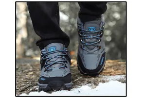 Botas de senderismo de invierno con forro polar y suelas antideslizantes sobre nieve