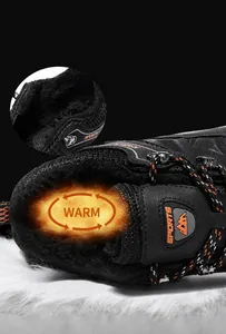 Primer plano de botas de montaña negras con forro polar grueso para mayor calidez
