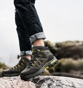 Detail von High-Top-Wanderschuhen mit strapazierfähigem Mesh und rutschfesten Gummisohlen