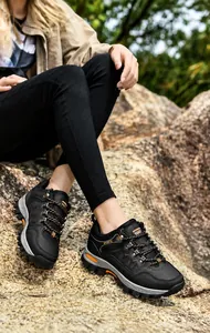 Detailansicht Wanderschuh Schwarz mit Mesh-Einsätzen, Metallösen und robuster Sohle