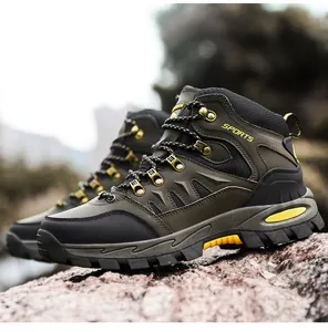 Detail von High-Top-Wanderschuhen mit Gummisohlen und robusten Metall-Schnürsenkelhaken