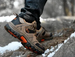 Primer plano de botas de montaña para hombre con forro polar y suela antideslizante
