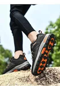 Detailansicht der Wanderschuhe mit rutschfester orangefarbener Gummisohle und Sports-Logo