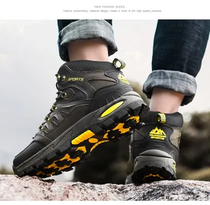 Froschperspektive der Outdoor-Wanderschuhe zur Darstellung der rutschfesten Sohle in Gelb