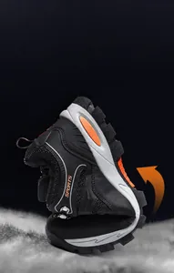 Suela flexible y duradera de las botas de senderismo negras con detalles en color naranja