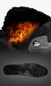 Dettaglio della fodera in pile spesso e solette termiche per scarpe da trekking invernali