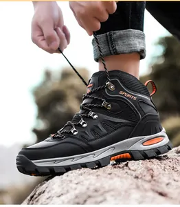 Detailansicht der Outdoor-Wanderschuhe mit verstärkter Zehenkappe und Gummisohle