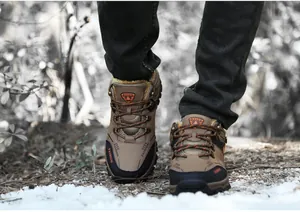 Detalle del forro de felpa cálida y cuero sintético en las botas de senderismo de invierno