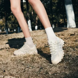 Chaussures de randonnée beiges avec mesh respirant et semelles antidérapantes pour l'extérieur