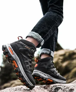 Detailansicht robuster Outdoor-Wanderschuhe mit rutschfester Gummisohle auf felsigem Gelände