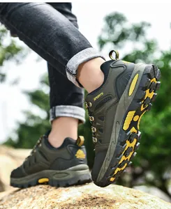 Detailansicht der rutschfesten Profilsohle dieser armee-grünen Wanderschuhe für Outdoor-Sport