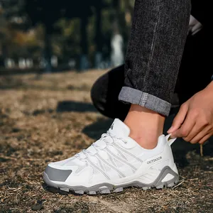 Chaussures de randonnée en blanc et gris avec mesh respirant et semelle en caoutchouc