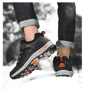 Detalle de la suela de goma antideslizante de botas de montaña en la nieve