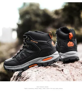 Details der hohen Wanderschuhe mit robuster Gummisohle und atmungsaktivem Mesh-Gewebe