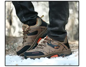 Detalle de botas de senderismo de invierno para hombre en caqui con forro polar y suela