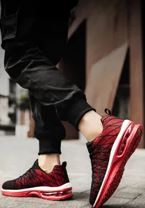 Foto d'azione di scarpe da corsa in maglia traspirante con suola ammortizzata rossa