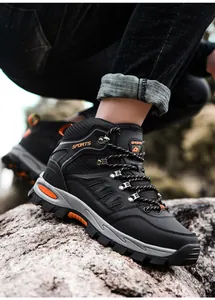 Detail von Outdoor-Wanderschuhen mit rutschfester Gummisohle und robusten Ledernähten