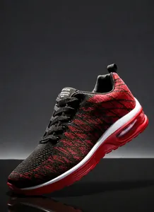 Vista macro della maglia flyknit rossa e nera e della suola con ammortizzazione ad aria