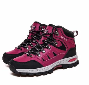 Detailansicht der Damen-Wanderschuhe in Rosérot mit verstärkter Kappe und rutschfester Sohle