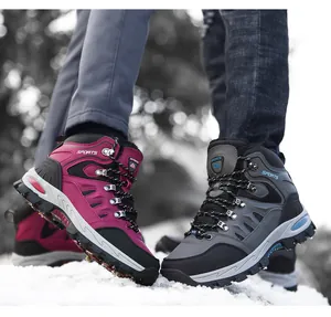 Dettaglio di scarponi da trekking impermeabili con suole antiscivolo sulla neve invernale