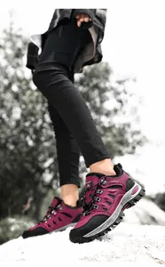 Detalle de botas de senderismo para mujer con suela de goma y puntera reforzada