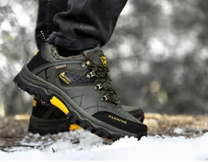 Detalle de botas de senderismo para invierno con forro polar y suela de goma antideslizante