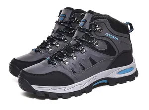 Details der hohen Wanderschuhe mit rutschfester Gummisohle und atmungsaktivem Mesh-Gewebe