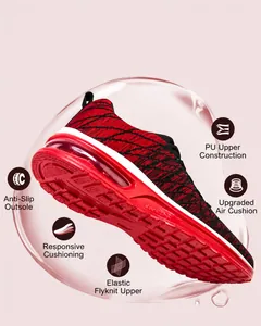Dettaglio della suola a cuscinetto d'aria rossa e tomaia flyknit elastica traspirante