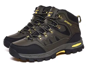 Detailansicht der militärgrünen Wanderschuhe mit verstärkten Ösen und Gummisohlen