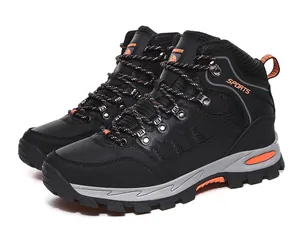 Detail von High-Top-Wanderschuhen mit orangefarbenen Akzenten und rutschfester Gummisohle