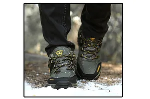 Detalle de botas de senderismo invernales con forro polar cálido en un suelo nevado