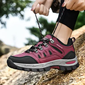 Chaussures de randonnée bordeaux avec semelle antidérapante pour le trekking en plein air