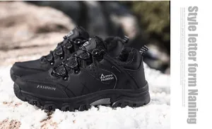 Detalle de botas de montaña de invierno cálidas con forro de felpa sobre la nieve