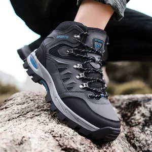 Scarponcini da trekking per uomo e donna su roccia con suola in gomma e design high-top