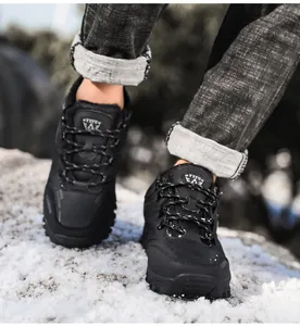Detalle del forro polar cálido en botas de invierno negras sobre suelo nevado