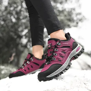 Paarse dames wandelschoenen met antislipzolen voor besneeuwd winterterrein