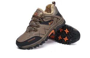 Detalle de botas de montaña para invierno con forro polar térmico y suela antideslizante