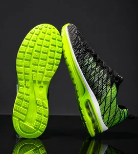 Dettaglio della suola a cuscinetto nero e verde con mesh traspirante per scarpe running
